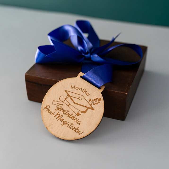 Gratulácie pani magisterka - Drevená medaila