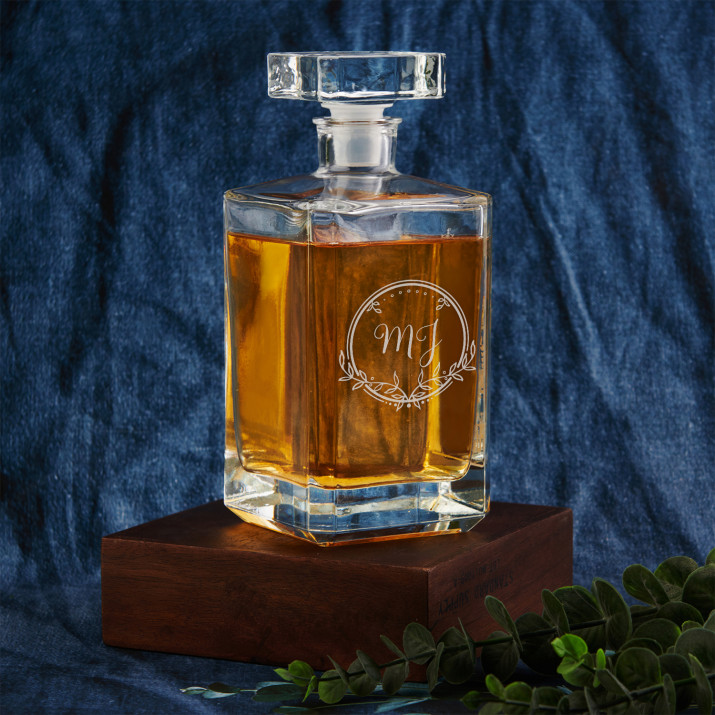 Iniciály 2 - Sklenená karafa na whisky s gravírovaním 0.7L