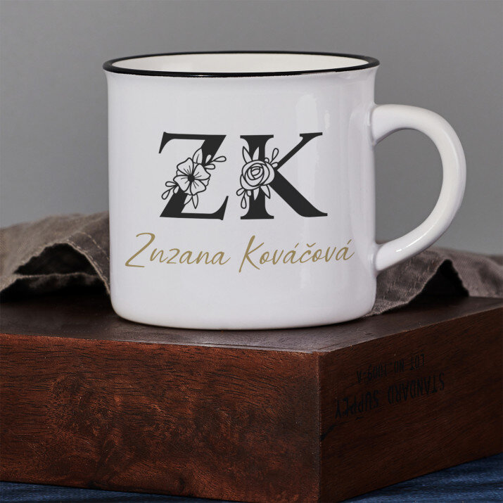 Iniciály meno priezvisko floral - Keramický hrnek s černým okrajem