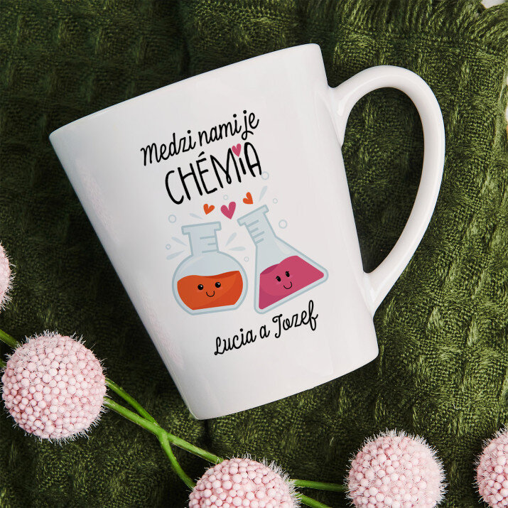 Medzi nami je chémia - Hrnček s potlačou