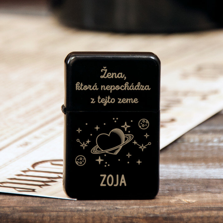 Žena, ktorá nepochádza z tejto zeme - gravírovaný zapaľovač