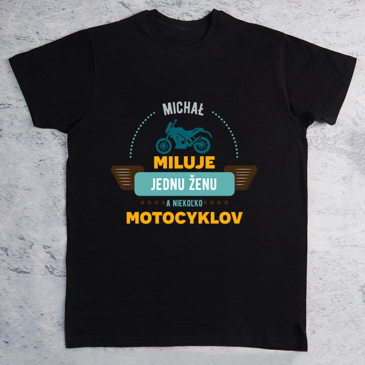 Miluje jednu ženu - Pánske čierne tričko