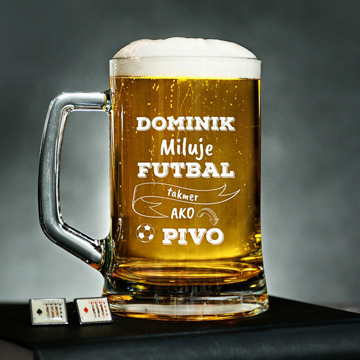 Miluje futbal takmer ako pivo - Krígeľ s gravírovaním