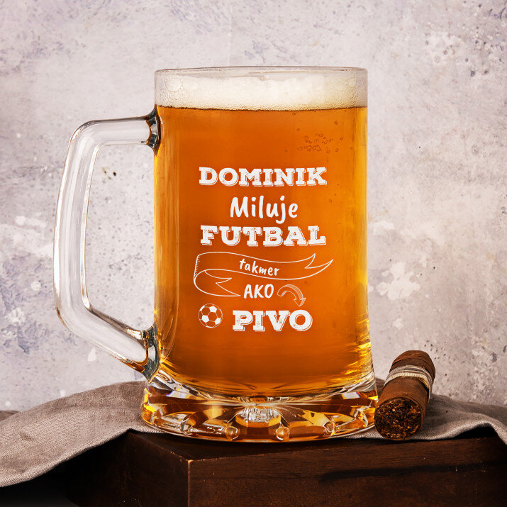 Miluje futbal takmer ako pivo - Krígeľ s gravírovaním
