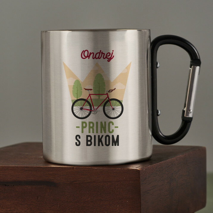 Princ s bikom - kovový hrnček s karabínkou