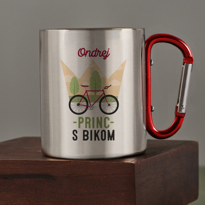 Princ s bikom - kovový hrnček s karabínkou Princ s bikom - kovový hrnček s karabínkou