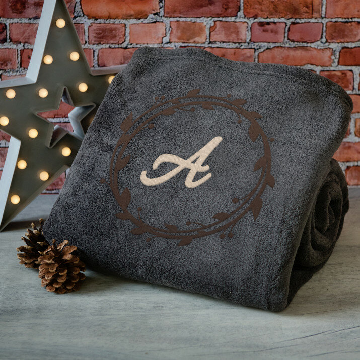 Monogram - Deka s výšivkou 