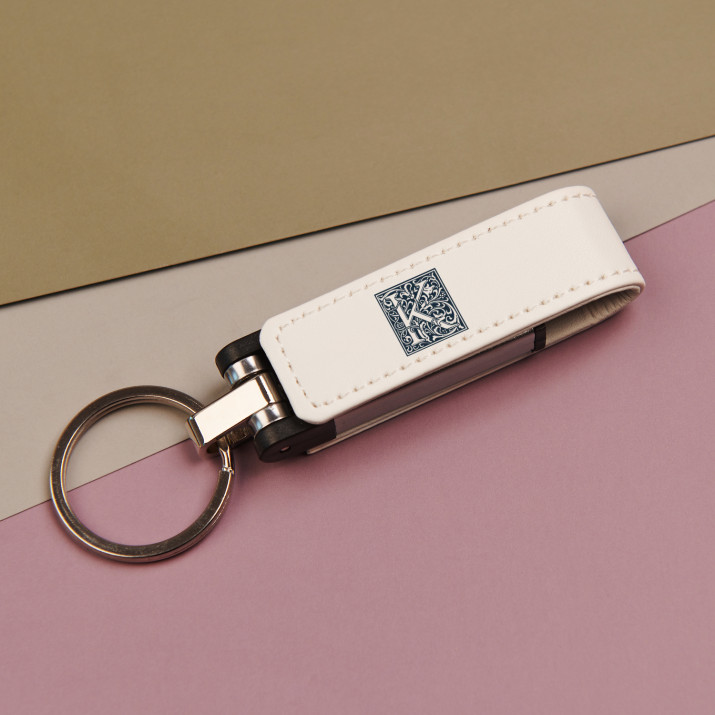 Monogram - USB kľúč v koži