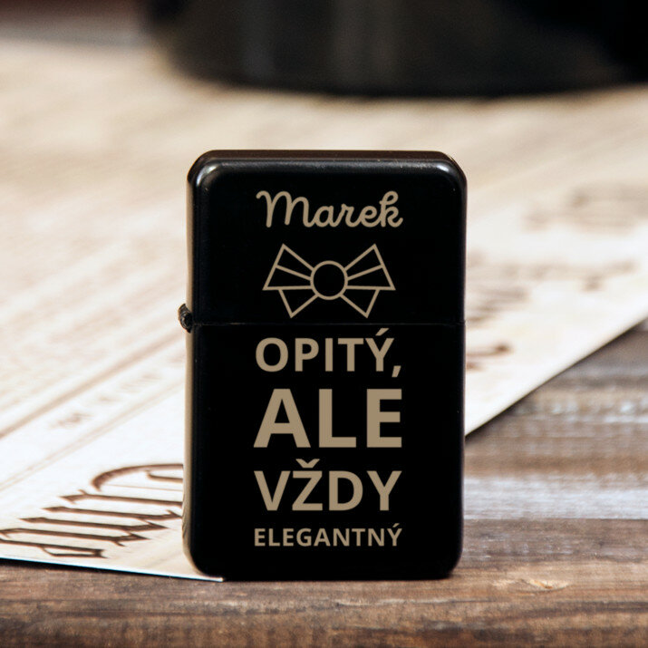 Opitý, ale elegantný - gravírovaný zapaľovač