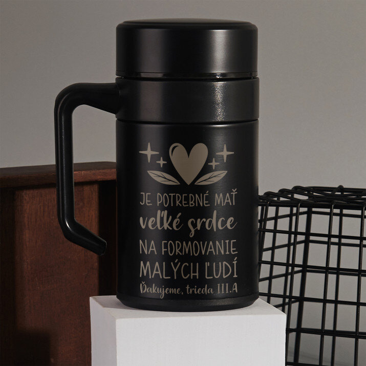 Je potrebné mať veľké srdce, aby formovať malých ľudí - Termohrnček s rukoväťou 400 ml