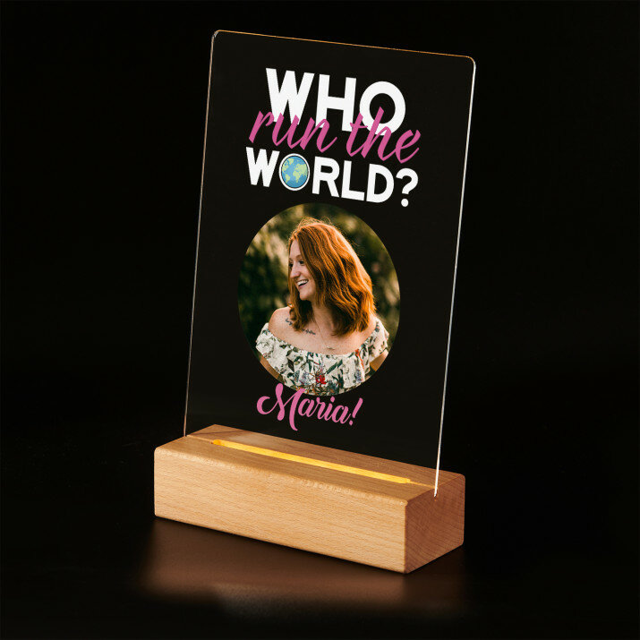 Who run the world - Tlač na akrylové sklo (LED stojan)