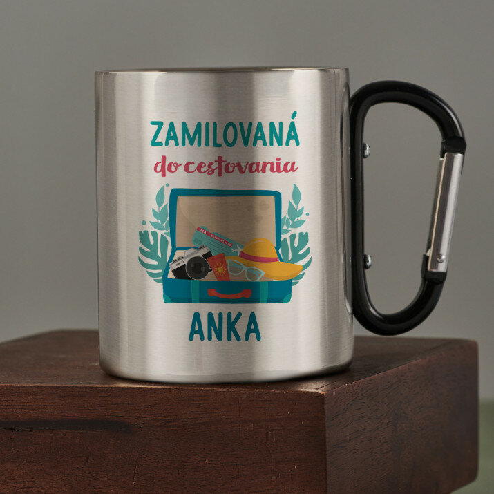 zamilovaná do cestovania - kovový hrnček s karabínkou