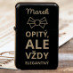 Opitý, ale elegantný - gravírovaný zapaľovač