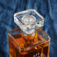 Štýlový otec - Sklenená karafa na whisky s gravírovaním 0.7L